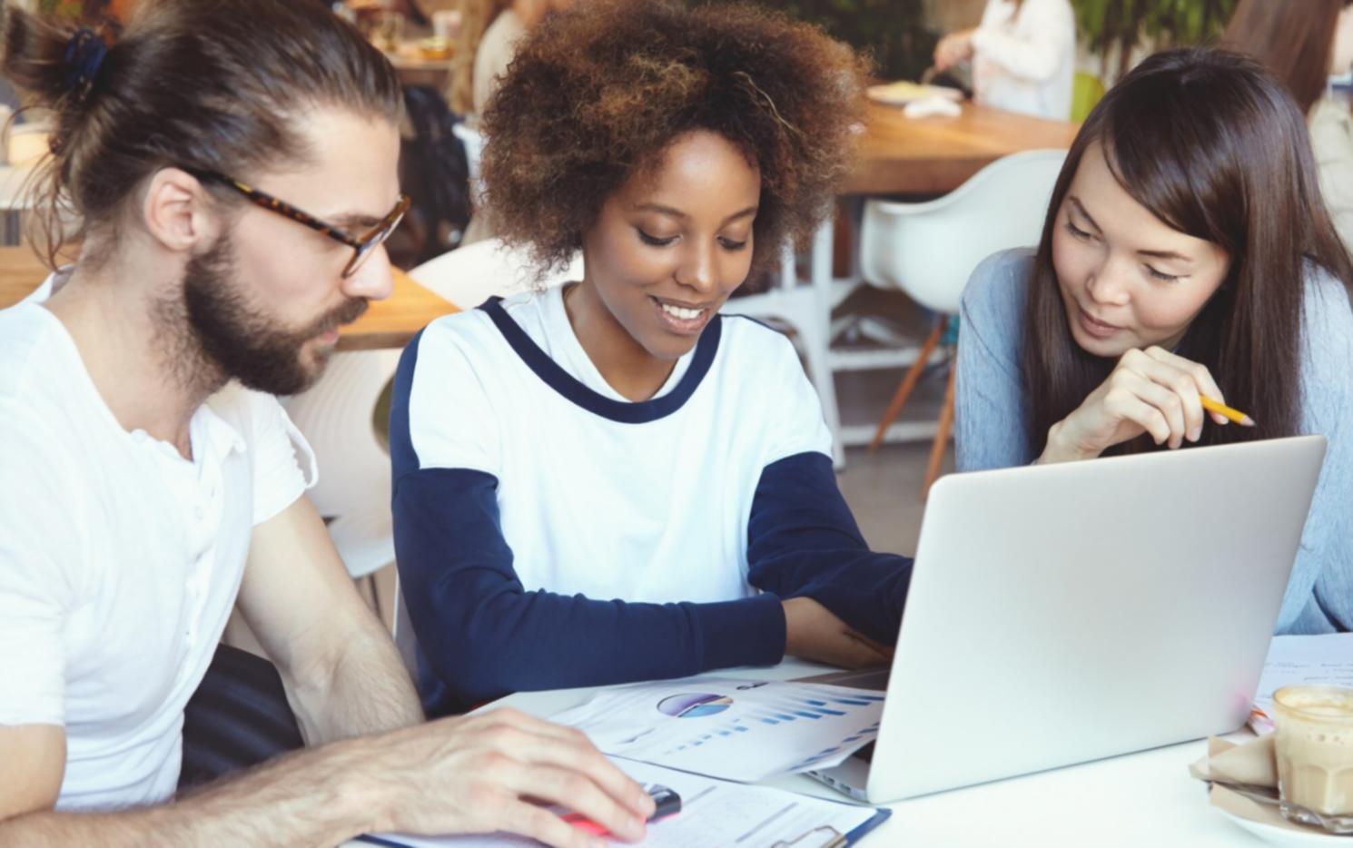 Sesión de formación empresarial en entorno profesional